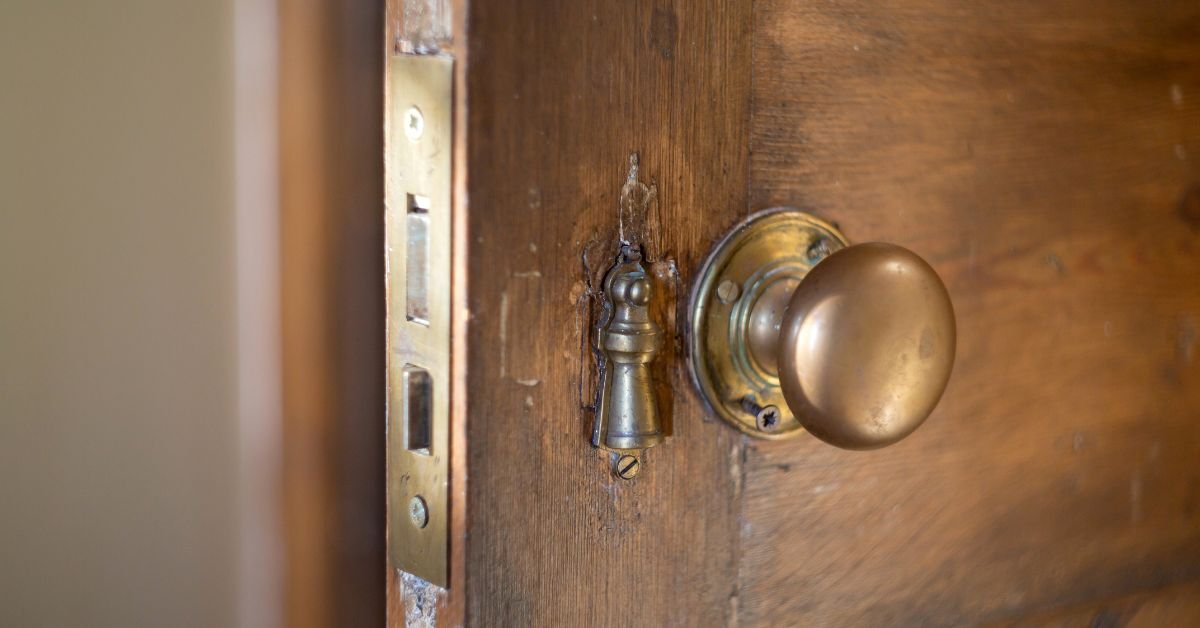 deadbolt stuck won't extend