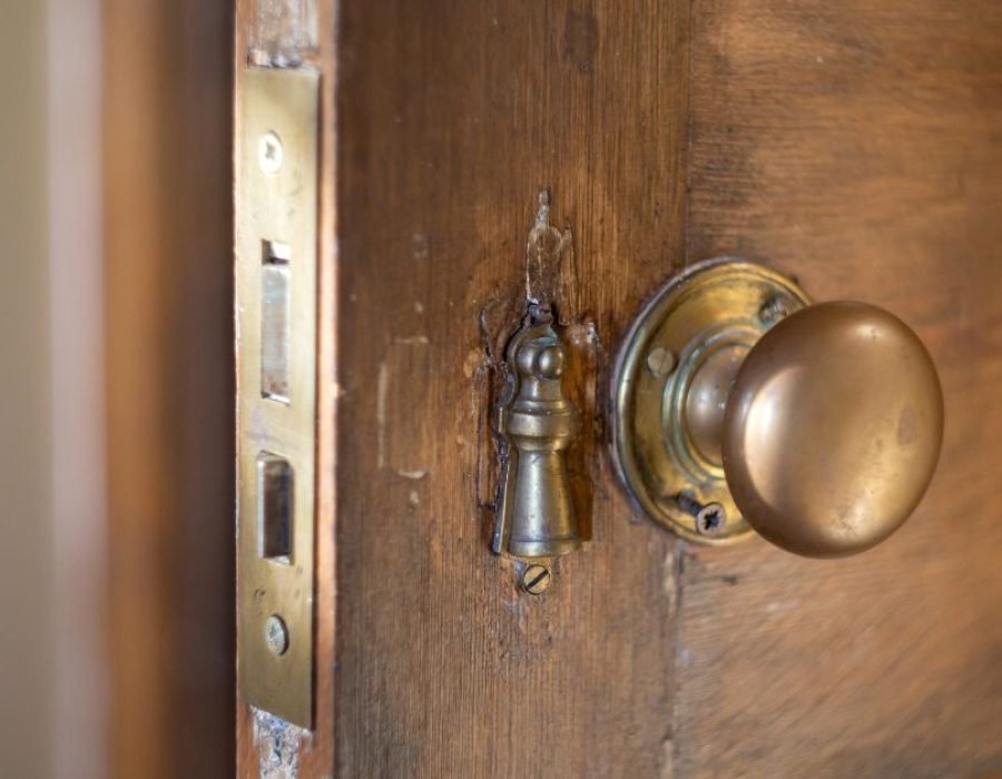 deadbolt stuck won't extend