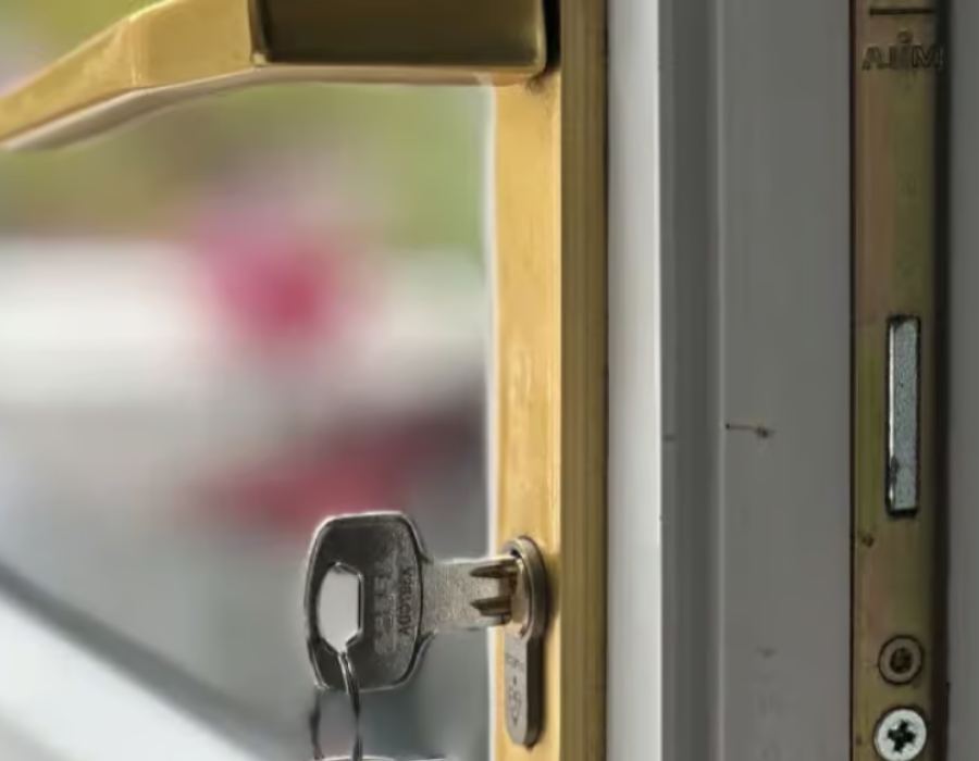 Emergency Locksmith Derby helping customer with lockout